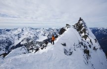 Sciatore su un crinale, pausa prima di sciare — Foto stock