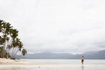 Frau an einem abgelegenen Strand — Stockfoto