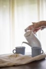 Derramado de uma panela de café em uma caneca . — Fotografia de Stock