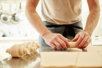 Boulanger travaillant sur une surface farinée — Photo de stock
