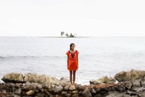 Frau am Strand an einem bewölkten Tag — Stockfoto