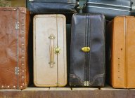 Gepäckregale, alte Koffer. — Stockfoto