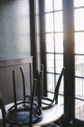 Café mit den Stühlen oben — Stockfoto