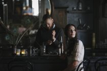 Mulher e um barman falando — Fotografia de Stock