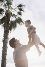 Homem levantando filho no ar . — Fotografia de Stock