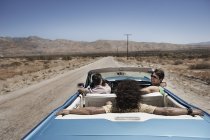 Giovani in una cabriolet blu pallido — Foto stock