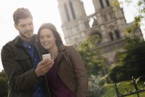 Couple taking a selfy at Notre Dame cathedral — Stock Photo