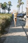 Frau trägt ein Surfbrett — Stockfoto