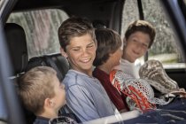 Meninos sentados em um carro ou caminhão — Fotografia de Stock