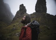 Человек, стоящий на фоне скальных вершин — стоковое фото