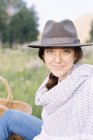 Donna con cappello e scialle di lana — Foto stock