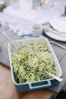 Grand plat avec une salade de courgette — Photo de stock