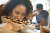 Probenahme einer Frau in einem Schuppen zur Kaffeeverarbeitung — Stockfoto