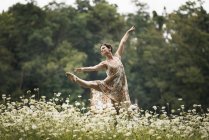 Mulher dançando em um campo — Fotografia de Stock