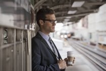 Uomo d'affari su una piattaforma ferroviaria . — Foto stock