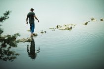 Mann läuft vom Ufer weg — Stockfoto