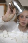 Mädchen hält Zuckerstreuer und baggert — Stockfoto