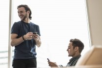 Deux hommes dans un bureau — Photo de stock