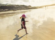 Criança de fato de mergulho e chapéu de sol — Fotografia de Stock