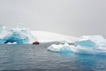 Група людей в гумовому човні в Антарктиці. — стокове фото