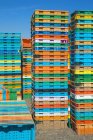 Montones de contenedores multicolores - foto de stock