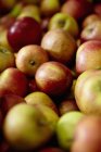 Äpfel mit roter Orangen- und grüner Schale — Stockfoto
