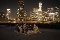 Amici riuniti su una terrazza panoramica — Foto stock