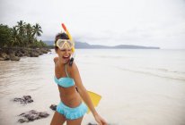 Frau im Bikini an einem einsamen Strand — Stockfoto
