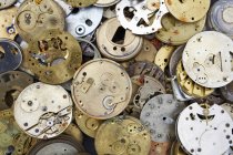 Relógios vintage em um mercado de pulgas . — Fotografia de Stock