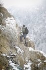 Homme randonnée dans les montagnes — Photo de stock