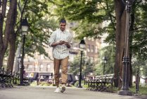 Uomo che cammina attraverso una piazza della città — Foto stock