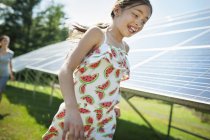 Ребенок рядом солнечные панели — стоковое фото