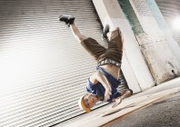 Young man breakdancing — Stock Photo