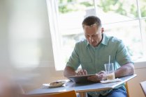 Man using a digital tablet in cafe — Stock Photo
