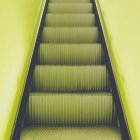 Escalones, escaleras mecánicas - foto de stock