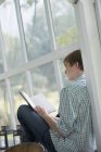 Adolescent lisant un livre . — Photo de stock