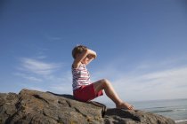 Дитина сидить на скелях — стокове фото