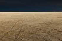 Следы шин на Bonneville Salt Flats — стоковое фото