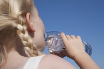 Fille eau potable — Photo de stock
