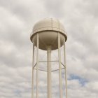 Torre de água branca — Fotografia de Stock