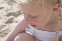 Маленькая девочка на пляже. — стоковое фото