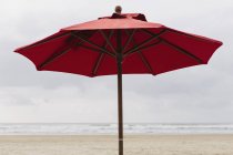 Великий пляж парасольку — стокове фото