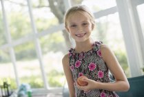 Дівчина тримає персиковий фрукт — стокове фото