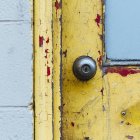 Дверной проем и дверной звонок здания — стоковое фото