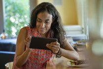 Donna che utilizza un tablet digitale — Foto stock