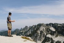 Excursionista en la cumbre de la montaña - foto de stock