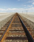 Ferrovia que se estende através do deserto — Fotografia de Stock