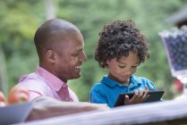 Pai e filho com tablet digital — Fotografia de Stock