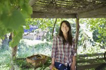 Mulher cultivando vegetais orgânicos e frutas
. — Fotografia de Stock