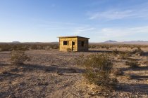 Заброшенное здание в пустыне Мохаве — стоковое фото